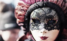 Kvinna i mask